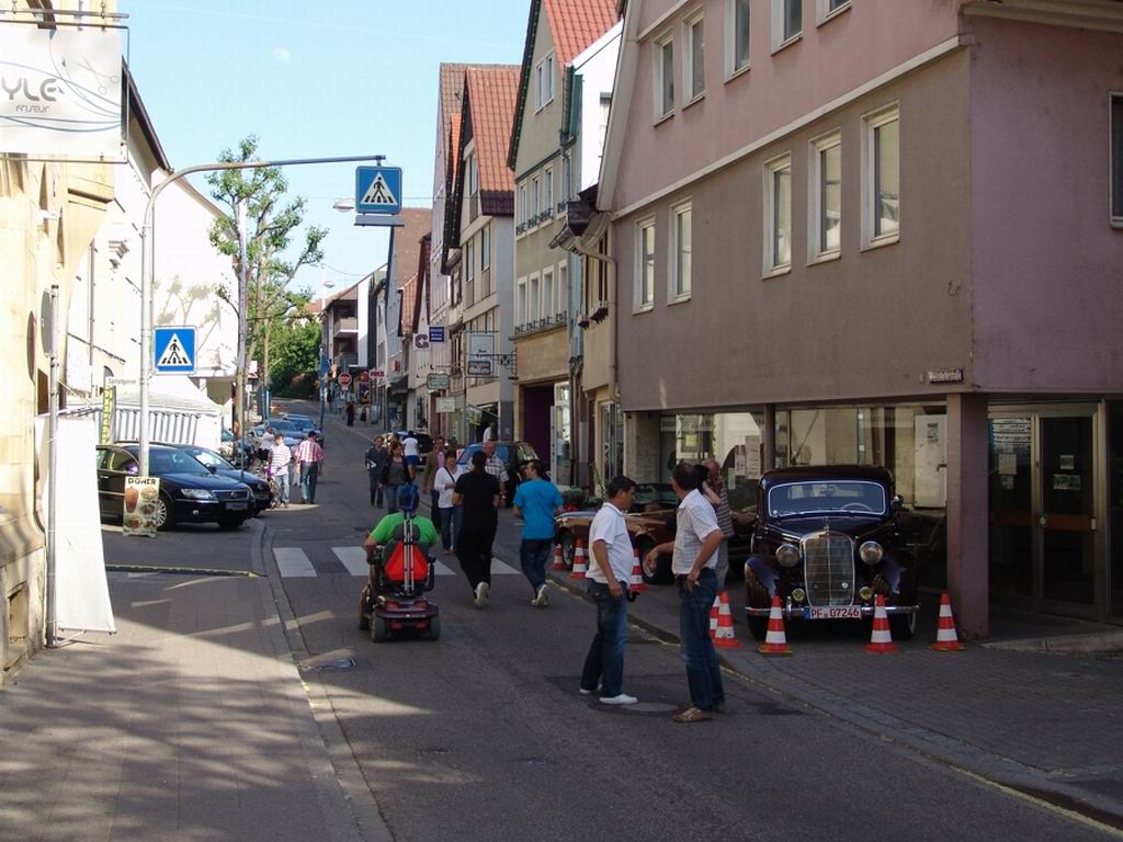 Automeile in der Weißhofer Straße